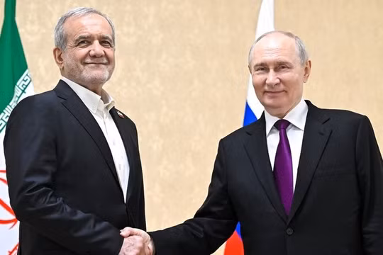 Tổng thống Nga Vladimir Putin bắt tay với người đồng cấp Iran, Masoud Pezeshkian, trước cuộc gặp tại Turkmenbashi, Turkmenistan, ngày 8/10. Ảnh: Sputnik.