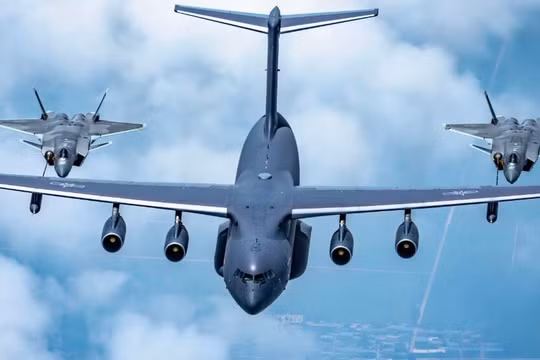 Máy bay tiếp nhiên liệu YY-20 tiếp nhiên liệu cho hai máy bay chiến đấu tàng hình J-20. Ảnh: MW.