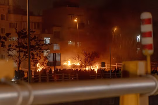 Người dân Iran phong tỏa một con phố trong cuộc biểu tình ở Tehran hôm 9/1. Ảnh: AFP.