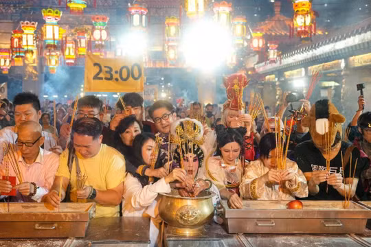 Các tín đồ, trong đó có nữ diễn viên kỳ cựu Lana Wong (ở giữa), dâng hương tại miếu Huyền Đại Tiên ở Hong Kong, Trung Quốc. Ảnh: SCMP.