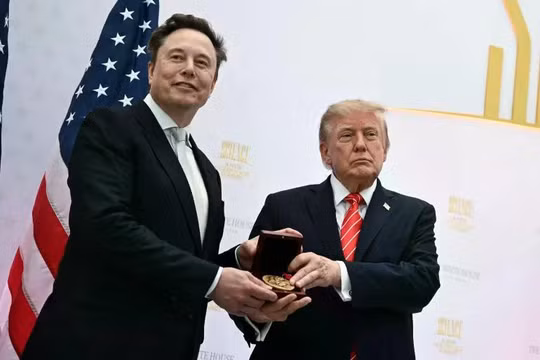 Tổng thống Mỹ Donald Trump trao tặng Huân chương Khoa học Quốc gia cho Elon Musk trong Hội nghị Thượng đỉnh "Thời kỳ Vàng son của Đổi mới Sáng tạo Mỹ" tại Viện Hòa bình ở Washington, DC. Ảnh: AFP.