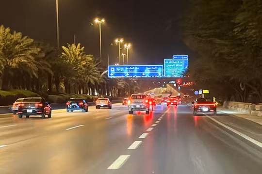 Các phương tiện giao thông di chuyển trên một con phố gần Khu Ngoại giao ở Riyadh, Arab Saudi, ngày 3/3. Ảnh: Reuters.