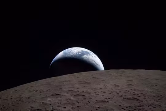 Ảnh mới chụp bán cầu xa của Mặt Trăng, với Trái Đất ở phía sau. Ảnh: NASA.