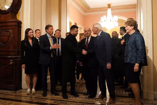 Tổng thống Ukraine Volodymyr Zelensky bắt tay với Thượng nghị sĩ Mỹ Roger Wicker khi ông đến dự cuộc họp với các thượng nghị sĩ Mỹ về Đạo luật trừng phạt Nga và Iran tại Điện Capitol ở Washington, D.C., ngày 28/7. Ảnh: Reuters.