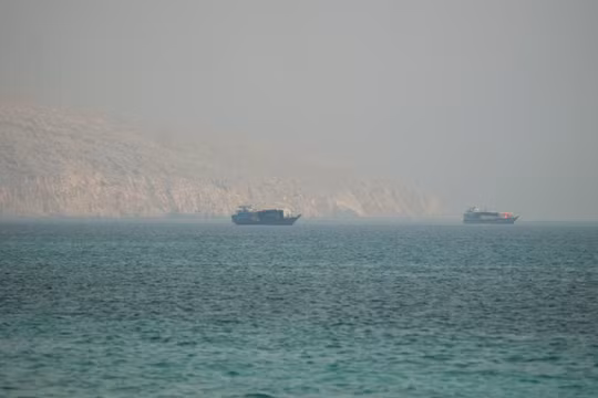 Các tàu thuyền tại eo biển Hormuz, nhìn từ Musandam, Oman, ngày 9/7. Ảnh: Reuters.