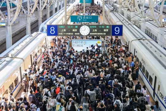 Hành khách tại ga xe lửa Nam Kinh, thành phố Nam Kinh, tỉnh Giang Tô, ngày 5/5. Ảnh: Xinhua.