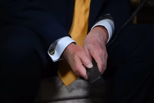 Tổng thống Mỹ Donald Trump tham gia các cuộc gọi theo dõi ông già Noel vào đêm Giáng sinh từ câu lạc bộ Mar-a-Lago ở Palm Beach, Florida, ngày 24/12. Ảnh: AFP.