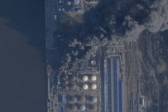 Hình ảnh vệ tinh cho thấy khói bốc lên từ cảng Ust-Luga thuộc vùng Baltic của Nga. Ảnh: Reuters.