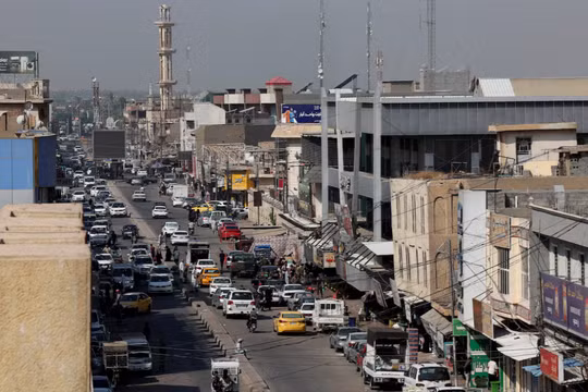 Các phương tiện giao thông trên một con phố ở Falluja, Iraq, ngày 27/9. Hơn hai thập kỷ sau khi thành phố Falluja ở miền Tây Iraq trở thành trung tâm kháng chiến chính chống lại lực lượng do Mỹ dẫn đầu ở Iraq, người dân cho biết họ lo ngại về an ninh của mình khi liên minh do Mỹ dẫn đầu chuẩn bị rút quân hoàn toàn. Ảnh: Reuters.