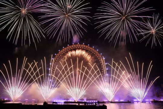 Pháo hoa rực rỡ trên vòng đu quay London Eye để đánh dấu lễ đón năm mới, tại London, Anh, ngày 1/1. Ảnh: Reuters.