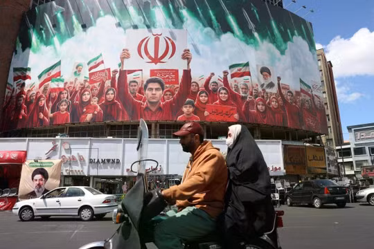 Một bảng quảng cáo chính trị mang màu sắc quốc kỳ Iran, được nhìn thấy tại Quảng trường Valiasr ở Tehran vào ngày 8/4. Các cuộc đàm phán hòa bình chính thức giữa Mỹ và Iran dự kiến ​​sẽ diễn ra tại Islamabad, Pakistan, vào cuối tuần này. Ảnh: EPA.