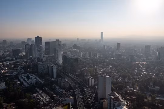 Thành phố Mexico, ngày 28/2/2024. Thành phố lớn với gần 22 triệu dân đang chìm xuống với tốc độ đáng báo động do khai thác quá mức tầng nước ngầm nằm bên dưới. Ảnh: Getty.