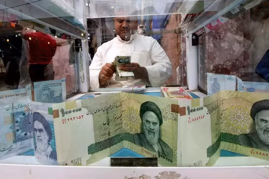 Một người đàn ông đang đếm tiền rial của Iran tại một cửa hàng đổi tiền, trước khi lệnh trừng phạt của Mỹ đối với Tehran bắt đầu có hiệu lực, ở Basra, Iraq, ngày 3/11/2018. Ảnh: Reuters.