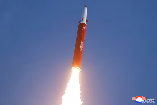 Hình ảnh do KCNA công bố cho thấy một tên lửa tầm trung được phóng trong cuộc tập trận do nhà lãnh đạo Triều Tiên Kim Jong-un giám sát, ngày 3/10. Ảnh: KCNA.