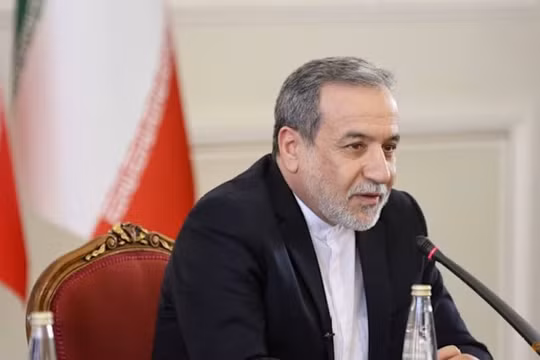 Ngoại trưởng Iran Abbas Araghchi phát biểu trong cuộc gặp với các đại sứ nước ngoài tại Iran, ở Tehran, Iran, ngày 5/10/2025. Ảnh: Reuters.