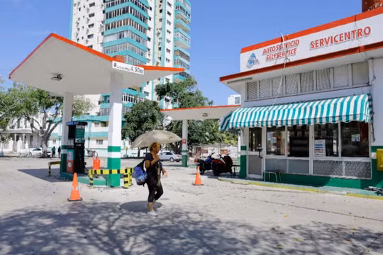 Một trạm xăng vắng vẻ trong bối cảnh Cuba đang lên kế hoạch áp dụng giá nhiên liệu biến động để phản ánh chi phí thực tế của việc nhập khẩu xăng và dầu diesel. Ảnh: Reuters.