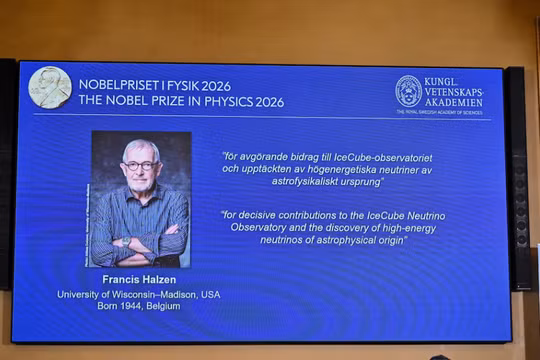 Một bảng thông báo cho thấy Francis Halzen được xướng tên là người nhận giải Nobel Vật lý năm 2026 trong một cuộc họp báo tại Viện Hàn lâm Khoa học Hoàng gia Thụy Điển ở Stockholm, Thụy Điển, ngày 6/10. Ảnh: Reuters.
