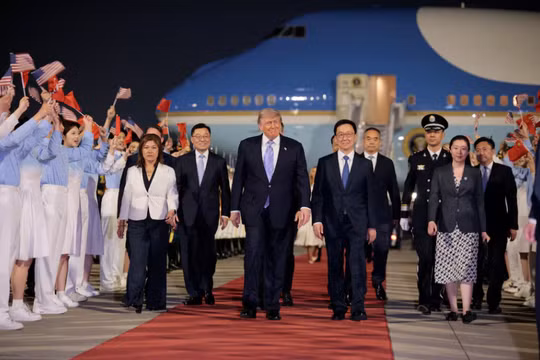 Tổng thống Mỹ Donald Trump tham dự lễ đón tiếp tại sân bay quốc tế thủ đô Bắc Kinh trong chuyến thăm Trung Quốc, ngày 13/5. Ảnh: Reuters.