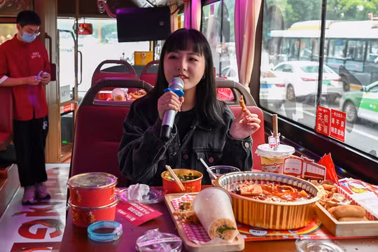 Một hành khách tự hát trên một chiếc xe buýt trang trí theo chủ đề lẩu ở Thành Đô, tỉnh Tứ Xuyên, Trung Quốc. ảnh: Getty.