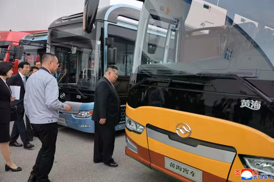 Lãnh đạo Triều Tiên Kim Jong-un thăm nhà máy ô tô Dandong Huanghai ở thành phố Đan Đông, Trung Quốc hôm thứ Bảy. Ảnh: KCNA.