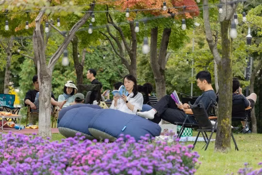 Người dân ngồi đọc sách tại Lễ hội đọc sách Yuseong. Ảnh: Tổ chức Du lịch Hàn Quốc.