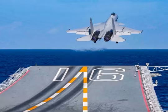 Trung Quốc đang nhanh chóng mở rộng hạm đội tàu sân bay của mình, nhưng những con tàu này có thể dễ bị tổn thương trước các cuộc tấn công của tàu ngầm. Ảnh: CCTV.