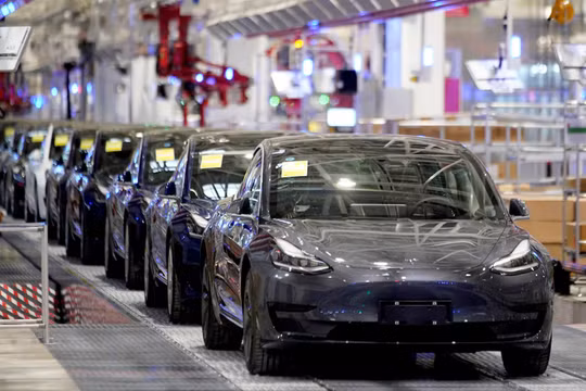 Những chiếc xe Tesla Model 3 sản xuất tại Trung Quốc được chụp trong một sự kiện giao xe tại nhà máy của hãng ở Thượng Hải, Trung Quốc, ngày 7/1/2020. Ảnh: Reuters.