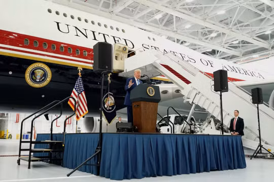 Ông Trump ký tên lên "chiếc máy bay sang trọng nhất thế giới" được Qatar tặng