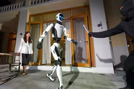Trong một video quảng cáo do Unitree Robotics phát hành hôm 21/10, robot H2-X bảo vệ một người phụ nữ khỏi kẻ đột nhập cầm dao. Ảnh: SCMP.