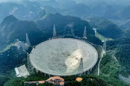 Các nhà khoa học Trung Quốc đã phát hiện ra một dạng phát xạ xung mới bằng cách sử dụng Kính viễn vọng vô tuyến hình cầu khẩu độ 500 mét (FAST) của nước này. Ảnh: Xinhua.