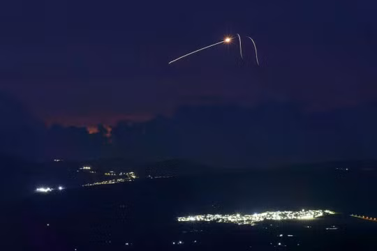 Ngày 11/4, tên lửa bắn từ miền Nam Lebanon đã bị hệ thống phòng không Iron Dome của Israel đánh chặn trên khu vực Thượng Galilee. Ảnh: AFP.