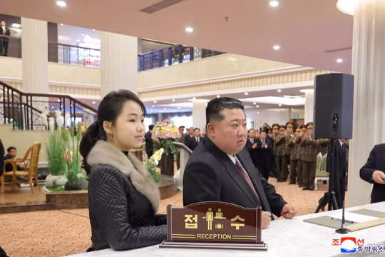 Nhà lãnh đạo Triều Tiên Kim Jong-un và con gái Kim Ju Ae đứng tại quầy lễ tân khách sạn trong lễ khánh thành các khách sạn tại khu nghỉ dưỡng ở thành phố Samjiyon, Triều Tiên, ngày 20/12. Ảnh: KCNA.