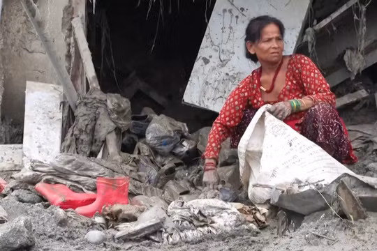 Người dân Nepal bới tung bùn đất tìm lại đồ đạc sau thảm họa