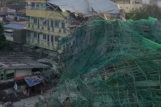 Một tòa nhà 9 tầng chưa hoàn thiện đã bị sập ở thành phố Angeles, Philippines, hôm 24/5. Ảnh: Xinhua.