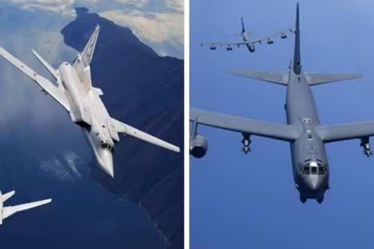 Máy bay ném bom Tu-22M3 của Nga (bên trái) và B-52H của Mỹ. Ảnh: MW.