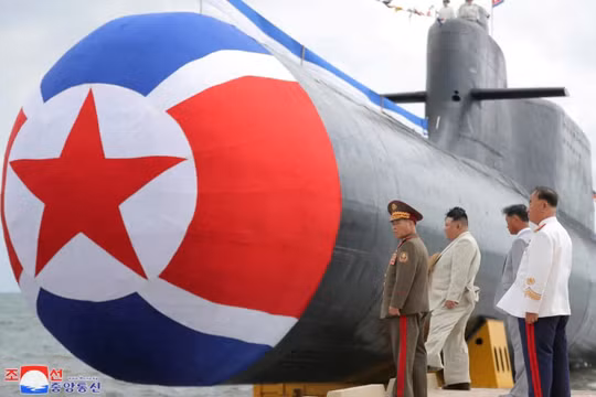 Lãnh đạo Triều Tiên Kim Jong-un (giữa) tham dự một sự kiện mà truyền thông nhà nước đưa tin là lễ hạ thủy tàu ngầm tấn công hạt nhân chiến thuật mới vào năm 2023. Ảnh: KCNA.