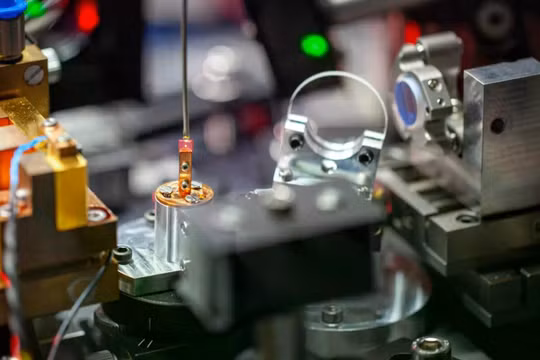 Hệ thống laser kim cương phát hiện sự thay đổi trong từ trường với độ tương phản quang học 100%. Ảnh: IE.