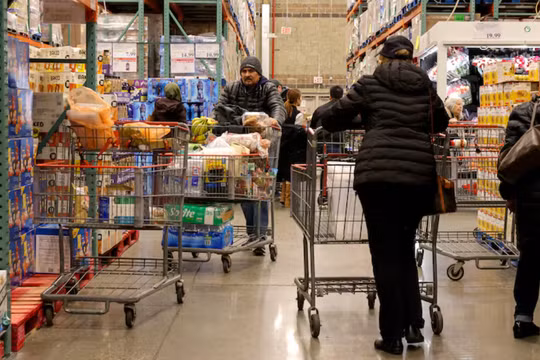 Người dân Mỹ mua sắm tại cửa hàng Costco ở quận Staten Island, thành phố New York, Mỹ, ngày 16/1. Ảnh: Reuters.