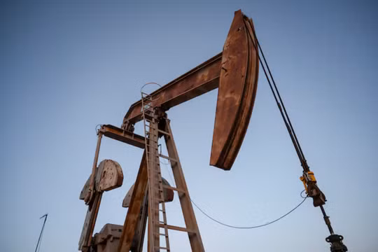 Một giàn bơm dầu đang hoạt động bên ngoài thành phố Midland, Texas, Mỹ ngày 11/6/2025. Ảnh: Reuters.
