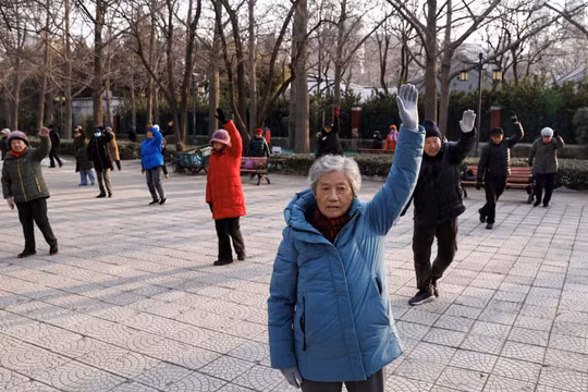 Người cao tuổi học múa tại một công viên ở Bắc Kinh, Trung Quốc, ngày 16/1/2024. Ảnh: Reuters.
