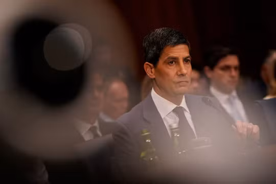 Ông Kevin Warsh, người được Tổng thống Mỹ Donald Trump đề cử làm Chủ tịch Fed tiếp theo, tham dự phiên điều trần xác nhận của Ủy ban Ngân hàng Thượng viện ở Washington, D.C., Mỹ, ngày 21/4. Ảnh: Reuters.