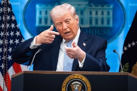 Tổng thống Mỹ Donald Trump bắt chước động tác bắn súng trong cuộc họp báo tại Nhà Trắng về cuộc chiến với Iran, ngày 6/4. Ảnh: Getty.