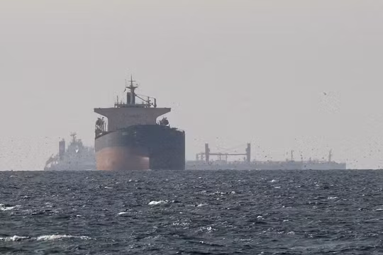 Các tàu chở hàng ở Vịnh Ba Tư, gần eo biển Hormuz, nhìn từ phía bắc Ras al-Khaimah, ngày 11/3. Ảnh: Reuters.
