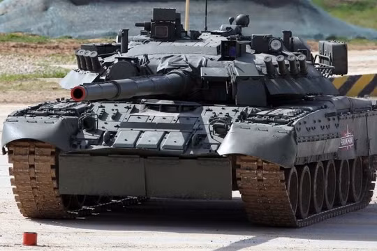 Xe tăng chiến đấu chủ lực T-80. Ảnh: MW.