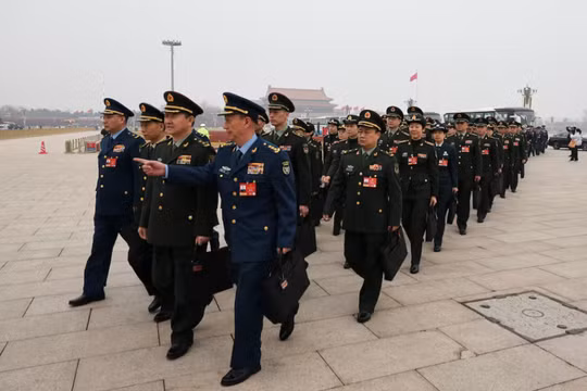 Các đại biểu quân đội tại Quảng trường Thiên An Môn trước thềm phiên khai mạc Hội nghị Hiệp thương Chính trị Nhân dân Trung Quốc (CPPCC) tại Đại lễ đường Nhân dân ở Bắc Kinh, Trung Quốc ngày 4/3. Ảnh: Reuters.