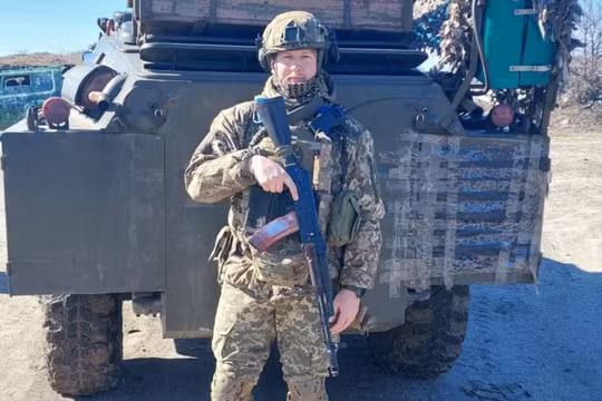 Sĩ quan bộ binh Ukraine Oleksiy, người đã trải qua 343 ngày không rời khỏi tiền tuyến. Ảnh: CNN.