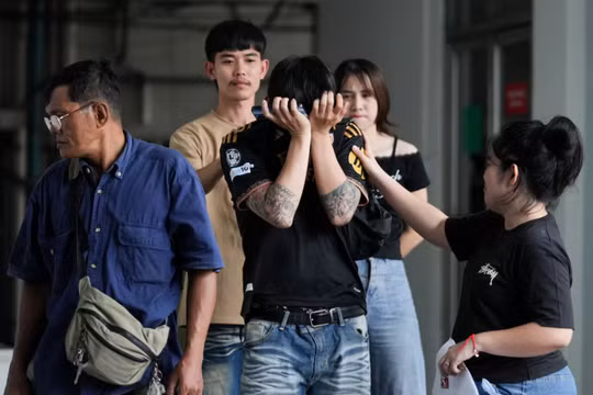 Gia đình và người thân đau buồn khi nhận thi thể nạn nhân tại nhà xác Bệnh viện Cảnh sát, sau vụ hỏa hoạn gây chết người tại một quán bar ở Bangkok, Thái Lan, ngày 13/7. Ảnh: Reuters.