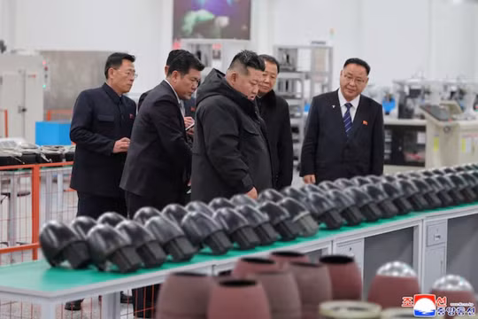 Hình ảnh do hãng thông tấn chính thức của Triều Tiên, KCNA, công bố ngày 4/1 cho thấy nhà lãnh đạo Triều Tiên Kim Jong-un đến thăm một nhà máy quân sự và kiểm tra tình trạng sản xuất vũ khí dẫn đường chiến thuật tại Triều Tiên. Ảnh: KCNA.