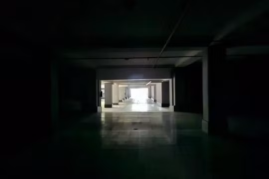 Những hành lang tối đen như mực và các công trình không có đèn chiếu sáng đã trở thành hiện thực hàng ngày ở Iran khi tình trạng mất điện luân phiên. Ảnh: AJ.