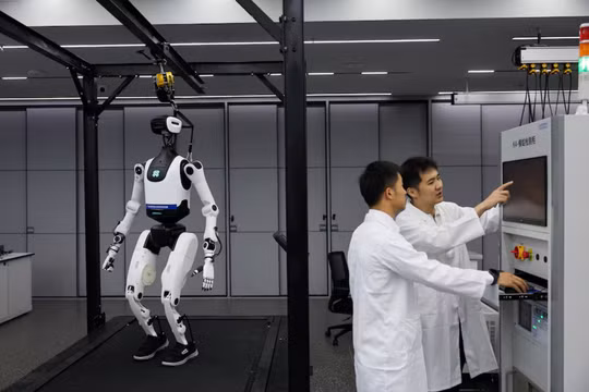 Một robot hình người tại phòng thí nghiệm robot trong chuyến tham quan báo chí do chính phủ tổ chức tại Quảng Châu, tỉnh Quảng Đông, Trung Quốc, ngày 16/4. Ảnh: Reuters.